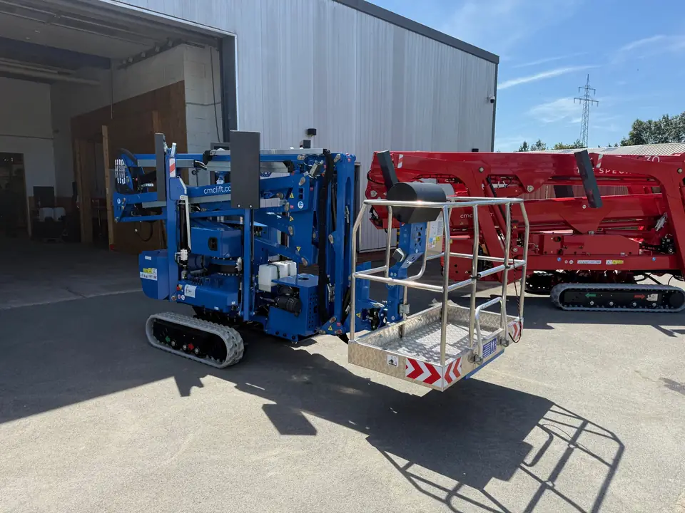 CMC S15, 15 m Raupenbühne mit Autotrailer