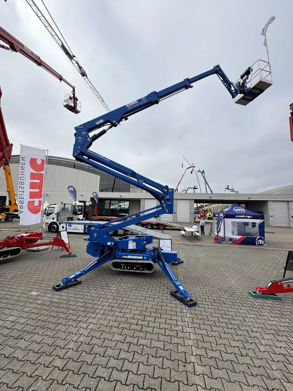 CMC S20, 20 m Raupenbühne mit Autotrailer